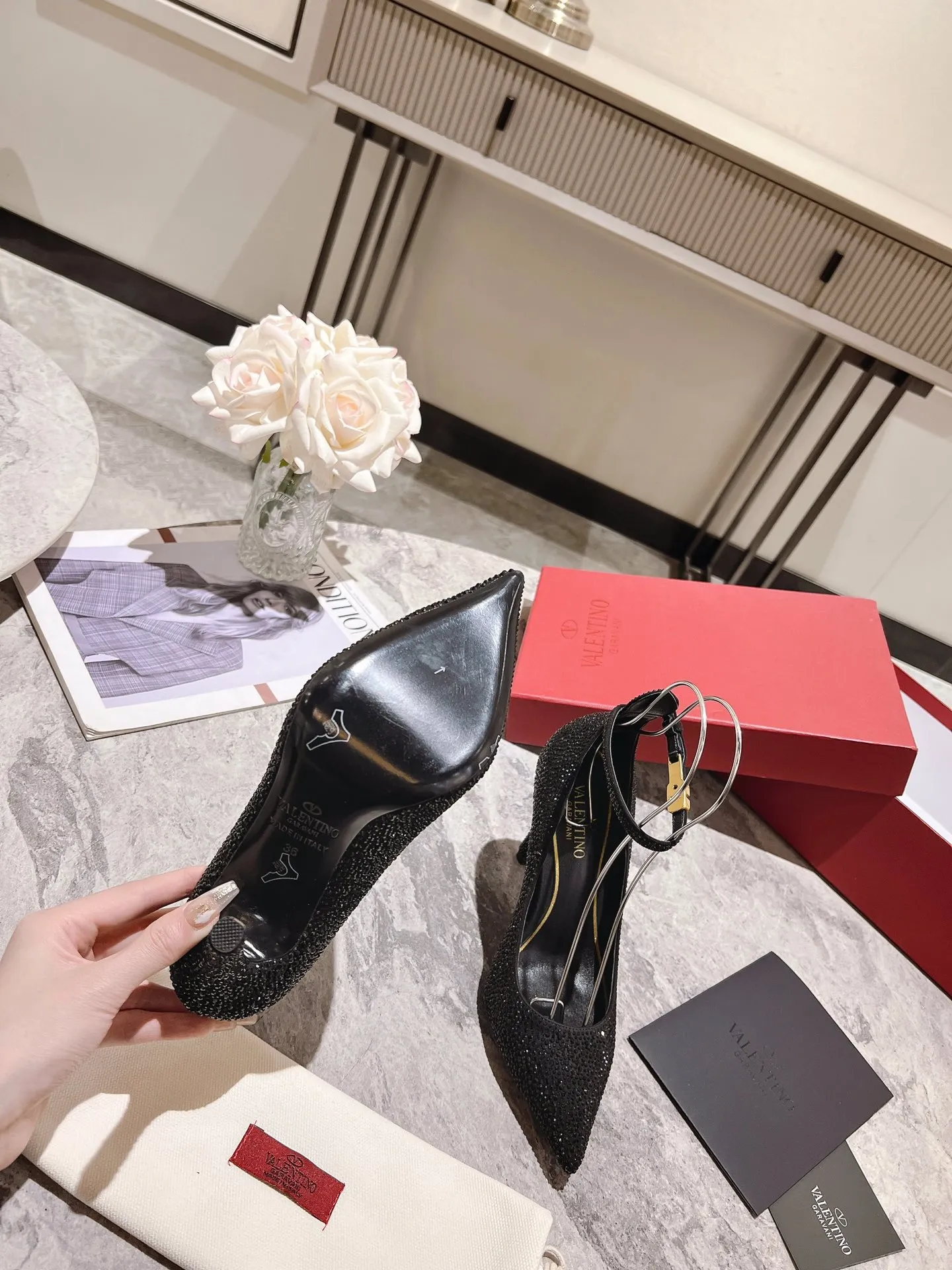 👟👟Ex-factory price 500👟👟 Genuine leather sole +40 Top version 𝑉𝐴𝐿𝐸𝑁𝑇𝐼𝑁𝑂 Valentino new spring and summer women's 6⃣️color "Czech Diamond💎" full diamond shoes The unique [V’s handcrafted diamond production] brings out a full sense of high-end, and the new season will live up to expectations! Worth buying★Absolutely high-grade❥Original method, Absolutely sensual❥Elegant style, creating a different feeling, simple and elegant style!  Code number: 35-41 (34-42 customized, non-returnable) Lining: Sheepskin lining Heel height: 10cm Leather outsole Rubber outsole